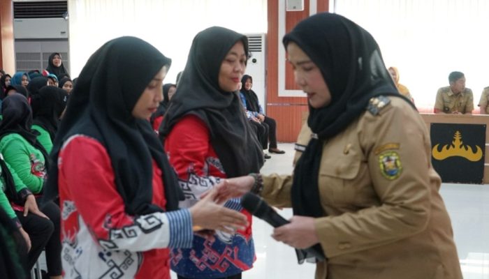 Bunda Eva Salurkan Insentif untuk Ribuan Kader Posyandu hingga TPK Garda Terdepan Kesehatan, Bunda Eva Guyur Insentif Ribuan Kader Posyandu hingga TPK. (Diskominfo Bandar Lampung)