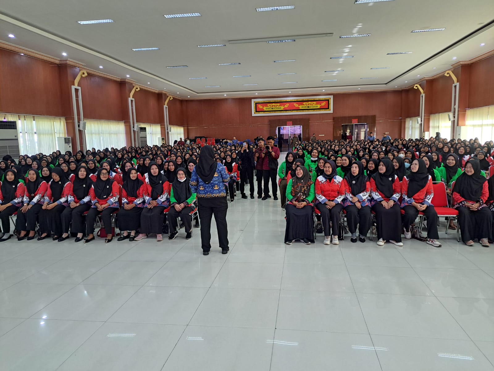 Bunda Eva Salurkan Insentif untuk Ribuan Kader Posyandu hingga TPK