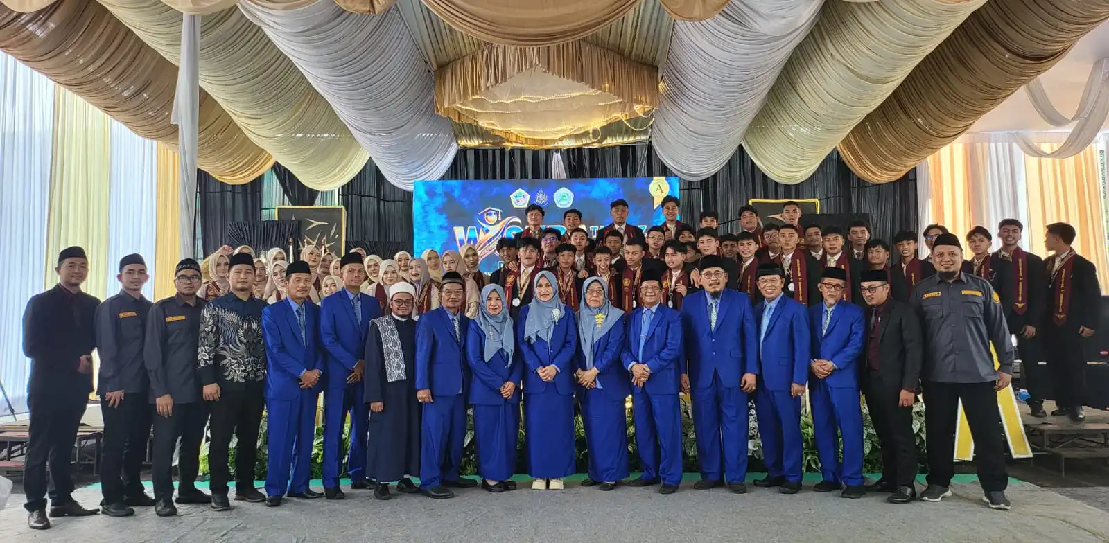 Pembina Yayasan Jannatun Naim Lampung berfoto bersama pengurus Ma’had Jannatun Naim Lampung saat acara Wisuda Tahfidz Generasi Pertama
