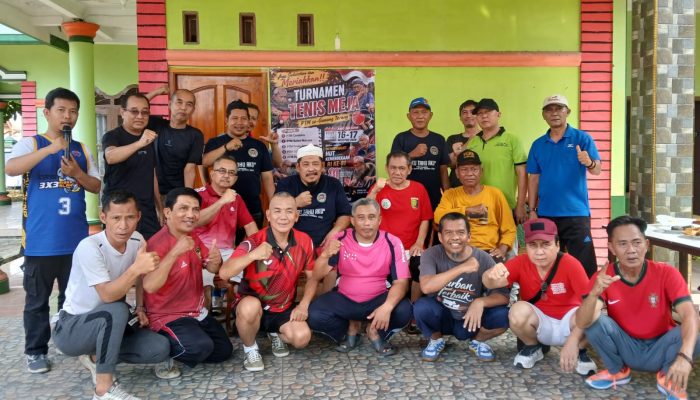 Ketua umum Forum Komunikasi Persatuan Tenis Meja (FKPTM) Kota Bandar Lampung Hendi Irawan didampingi Sekretaris umum Joko Pratiknyo hadir dalam kegiatan perlombaan