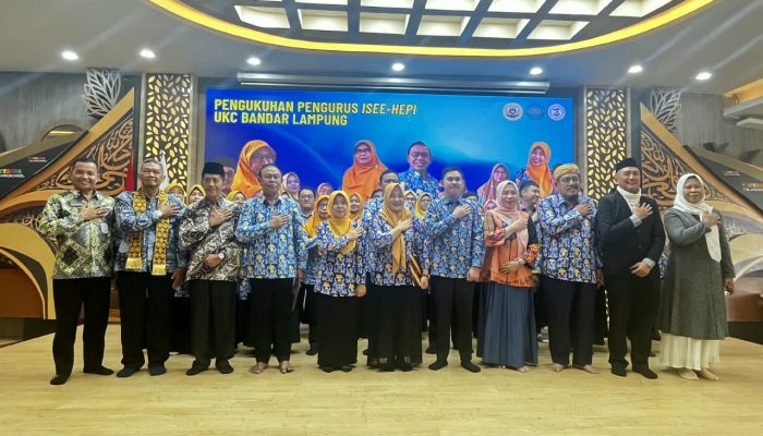 Pengurus ISEE-HEPI UKC Bandar Lampung bersama para tamu dan undangan berfoto bersama usai pelaksanaan seminar nasional dan pengukuhan pengurus.